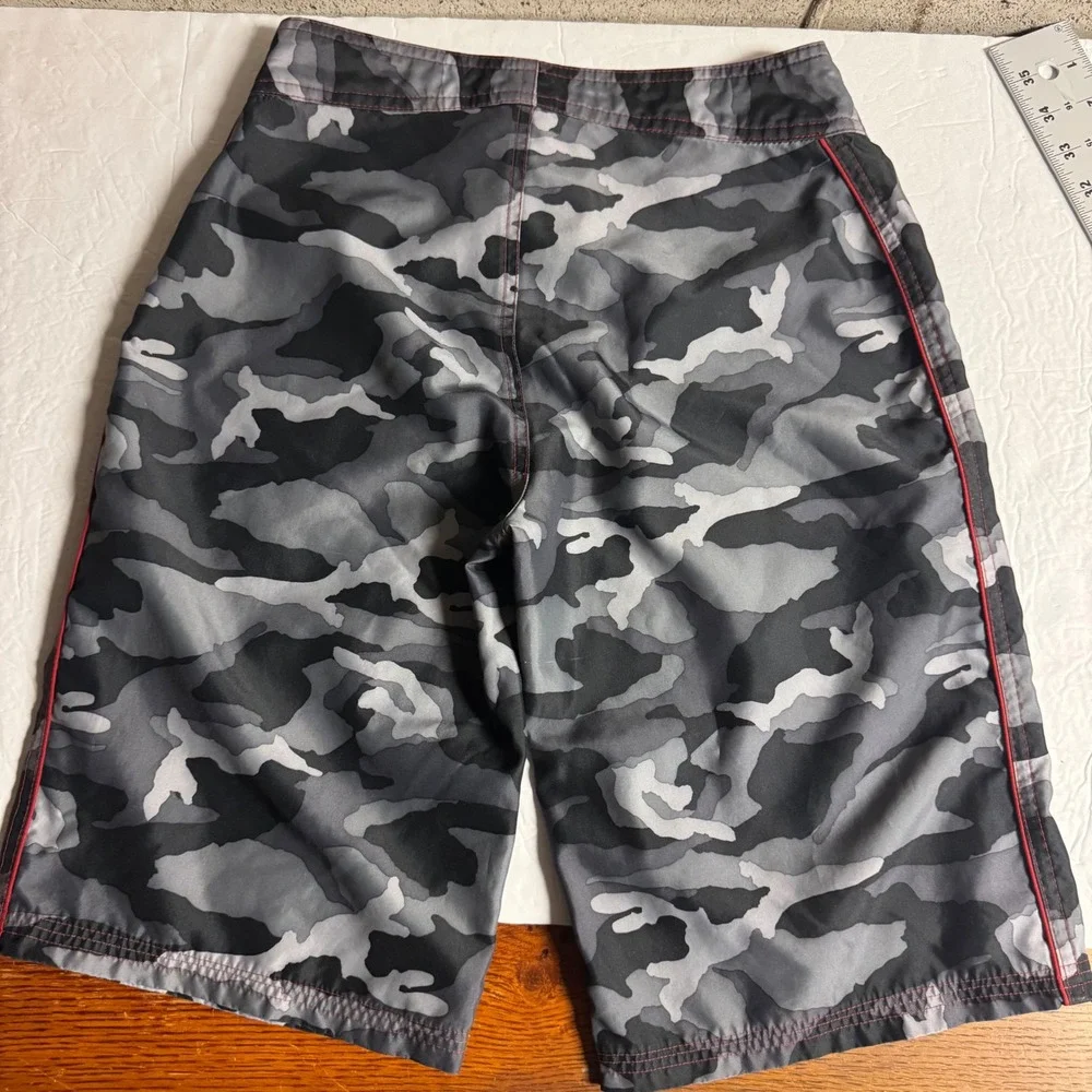 The North Face Boys Grey Camo Board Shorts Swim Trunks Red Trim Size 12